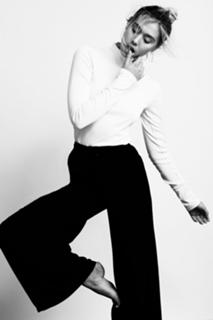 Alexis Ren feet photo thumbnail