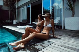 Alexis Ren feet photo thumbnail