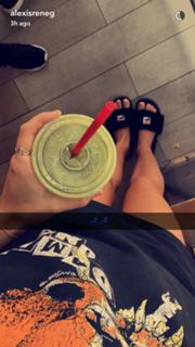 Alexis Ren feet photo thumbnail