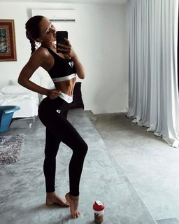 Alexis Ren feet photo thumbnail