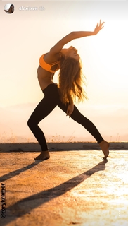 Alexis Ren feet photo thumbnail