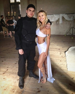 Alexis Ren feet photo thumbnail