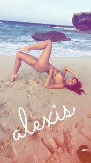 Alexis Ren feet photo thumbnail