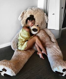 Alexis Ren feet photo thumbnail