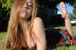 Alexis Ren feet photo thumbnail