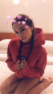 Alexis Ren feet photo thumbnail