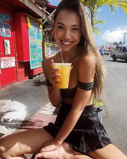 Alexis Ren feet photo thumbnail