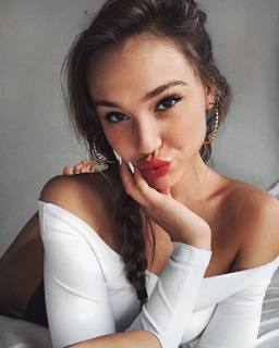 Alexis Ren feet photo thumbnail