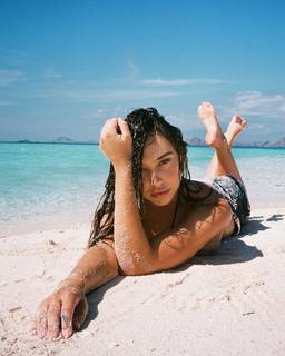 Alexis Ren feet photo thumbnail