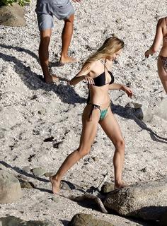 Alexis Ren feet photo thumbnail
