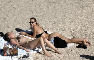 Alexis Ren feet photo thumbnail