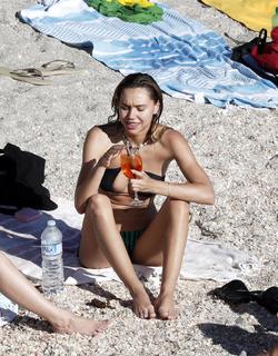 Alexis Ren feet photo thumbnail