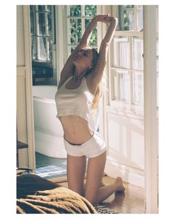 Alexis Ren feet photo thumbnail