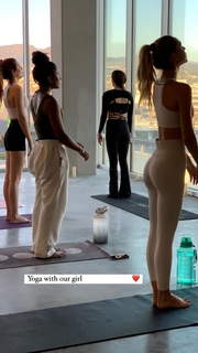 Alexis Ren feet photo thumbnail