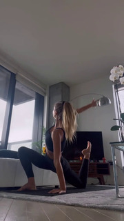 Alexis Ren feet photo thumbnail