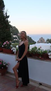Alexis Ren feet photo thumbnail