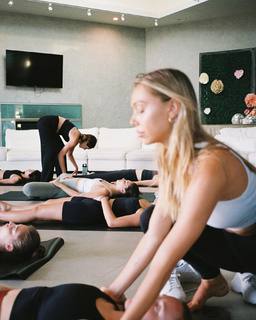 Alexis Ren feet photo thumbnail
