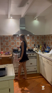 Alexis Ren feet photo thumbnail