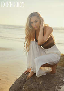 Alexis Ren feet photo thumbnail