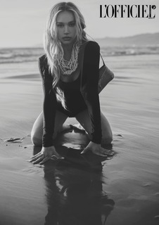 Alexis Ren feet photo thumbnail