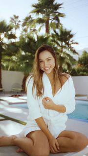 Alexis Ren feet photo thumbnail