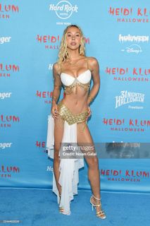 Alexis Ren feet photo thumbnail