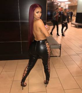 Alexis Skyy feet photo thumbnail
