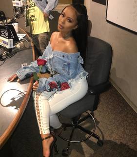 Alexis Skyy feet photo thumbnail