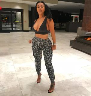 Alexis Skyy feet photo thumbnail