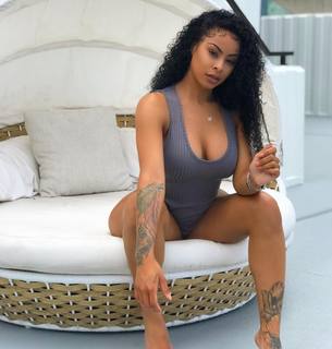 Alexis Skyy feet photo thumbnail