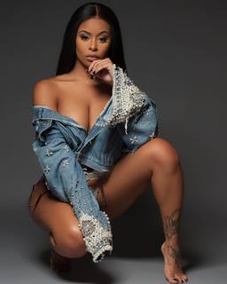 Alexis Skyy feet photo thumbnail