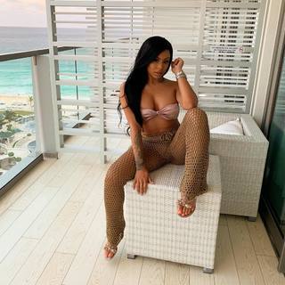 Alexis Skyy feet photo thumbnail