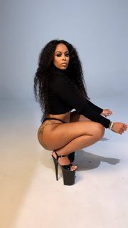 Alexis Skyy feet photo thumbnail