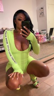 Alexis Skyy feet photo thumbnail