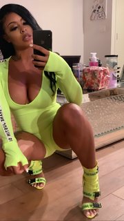 Alexis Skyy feet photo thumbnail