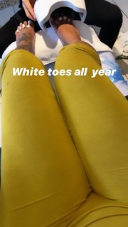 Alexis Skyy feet photo thumbnail