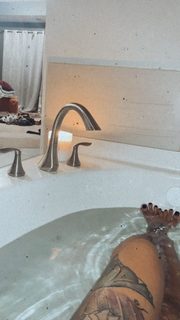 Alexis Skyy feet photo thumbnail