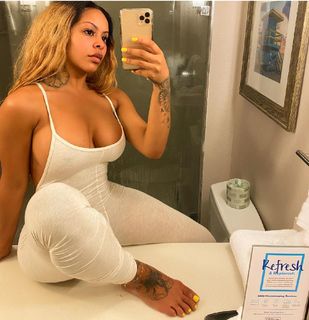 Alexis Skyy feet photo thumbnail