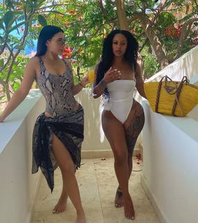 Alexis Skyy feet photo thumbnail
