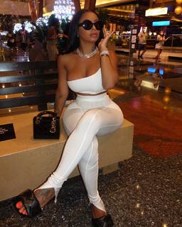 Alexis Skyy feet photo thumbnail