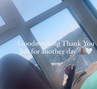 Alexis Skyy feet photo thumbnail