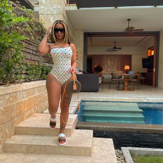 Alexis Skyy feet photo thumbnail