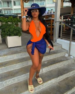 Alexis Skyy feet photo thumbnail