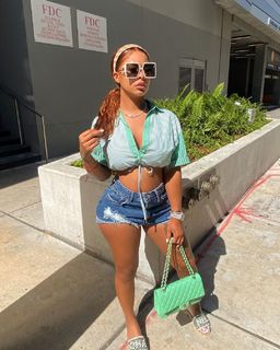 Alexis Skyy feet photo thumbnail