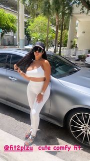 Alexis Skyy feet photo thumbnail