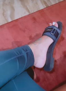 Alexis Skyy feet photo thumbnail