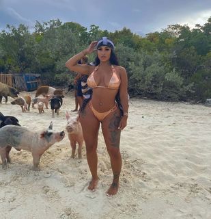 Alexis Skyy feet photo thumbnail