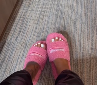 Alexis Skyy feet photo thumbnail