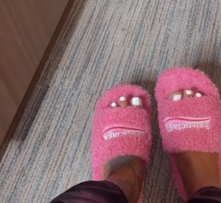 Alexis Skyy feet photo thumbnail