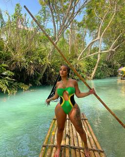 Alexis Skyy feet photo thumbnail